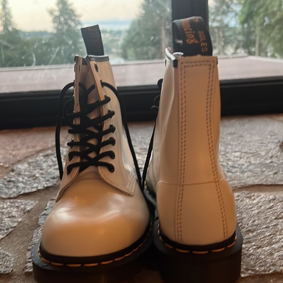 White dock martins - Picture 3 of 5